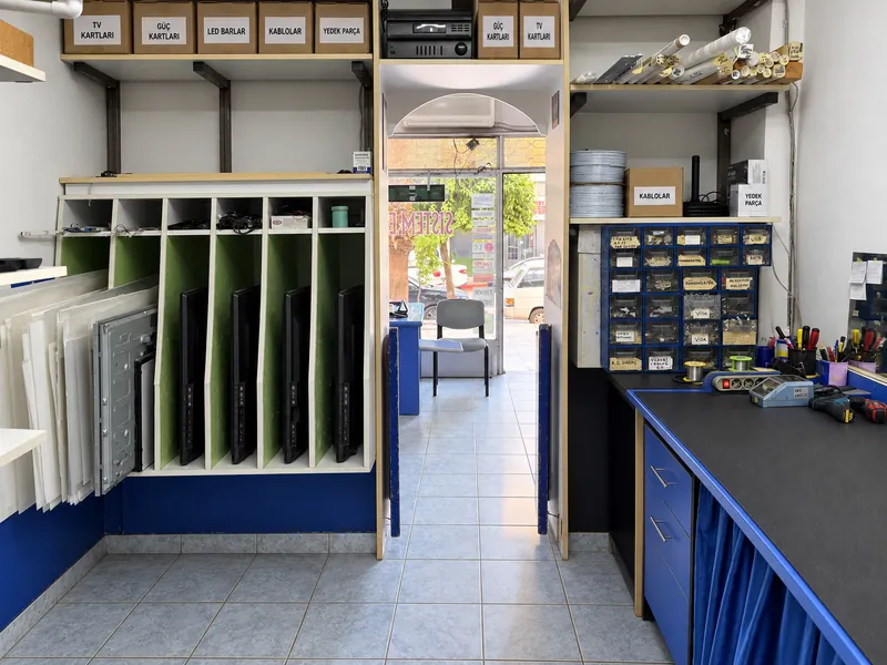 Atölyenin panel rafı, malzeme dolabı ve cadde kapısı